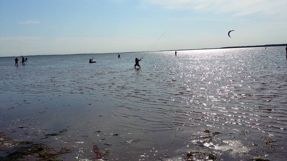 Group kiteboarding in shallow water